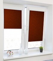 Жалюзи на пластиковое окно рулонные коричневые